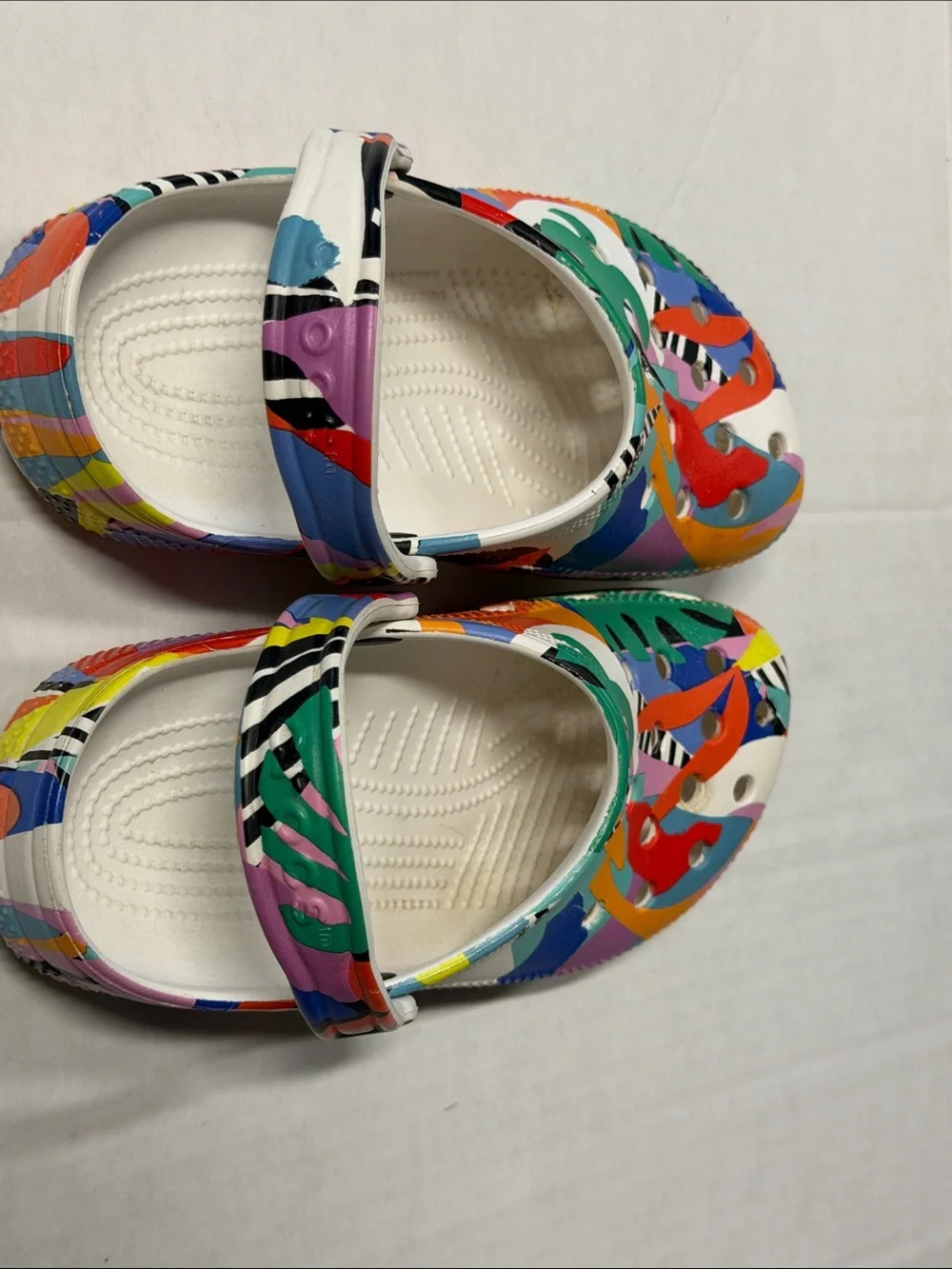 Crocs Multicolor Graphic Clogs – Men’s 5 / Women’s 7